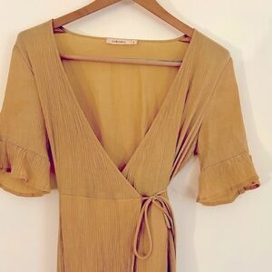 Creamy yellow long maxi summer dress. Medium.